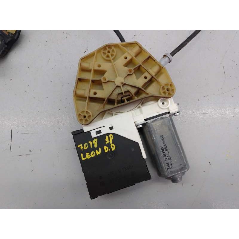 Recambio de elevalunas delantero derecho para seat leon (1p1) sport referencia OEM IAM 1P0837402A 1K0959792H E1-B6-10-2