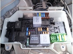 CAJA RELES / FUSIBLES 