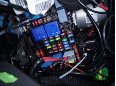 CAJA RELES / FUSIBLES 