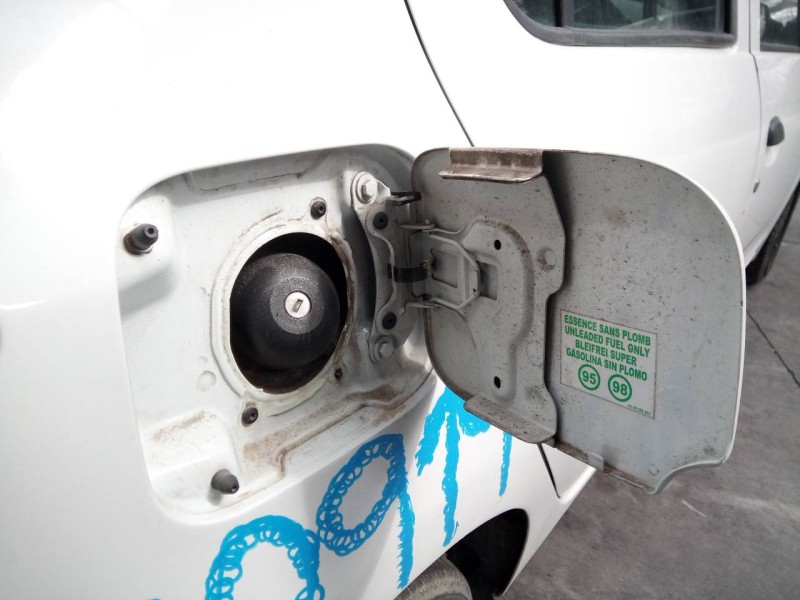 Recambio de tapa exterior combustible para dacia sandero ambiance referencia OEM IAM   