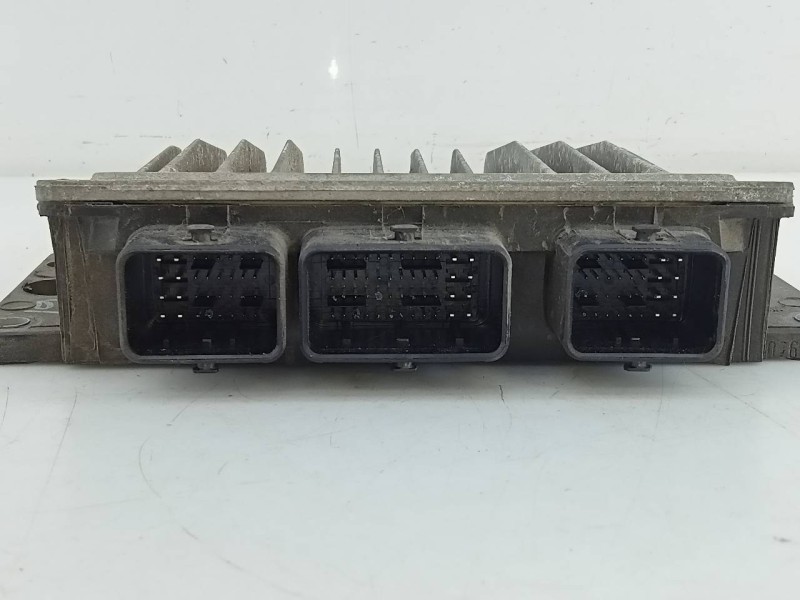 Recambio de centralita motor uce para dacia duster ambiance 4x2 referencia OEM IAM 8201002106 8201083336 E2-A1-40-2