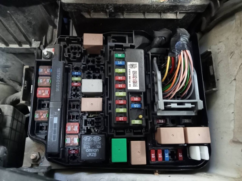 Recambio de caja reles / fusibles para hyundai i30 (gd) trend referencia OEM IAM 919513X160  