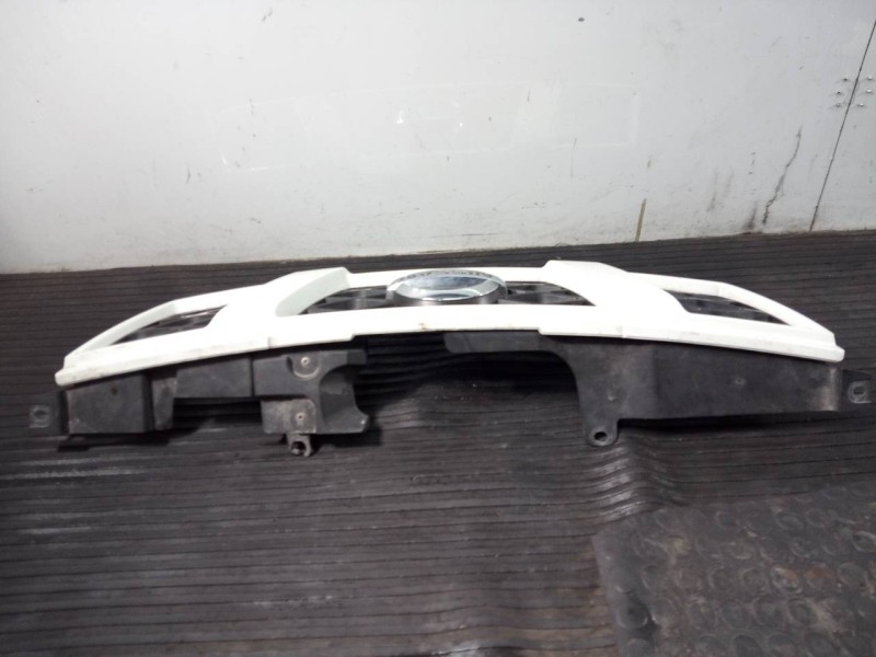 Recambio de rejilla delantera para nissan x-trail (t31) se referencia OEM IAM   P2-A2-17