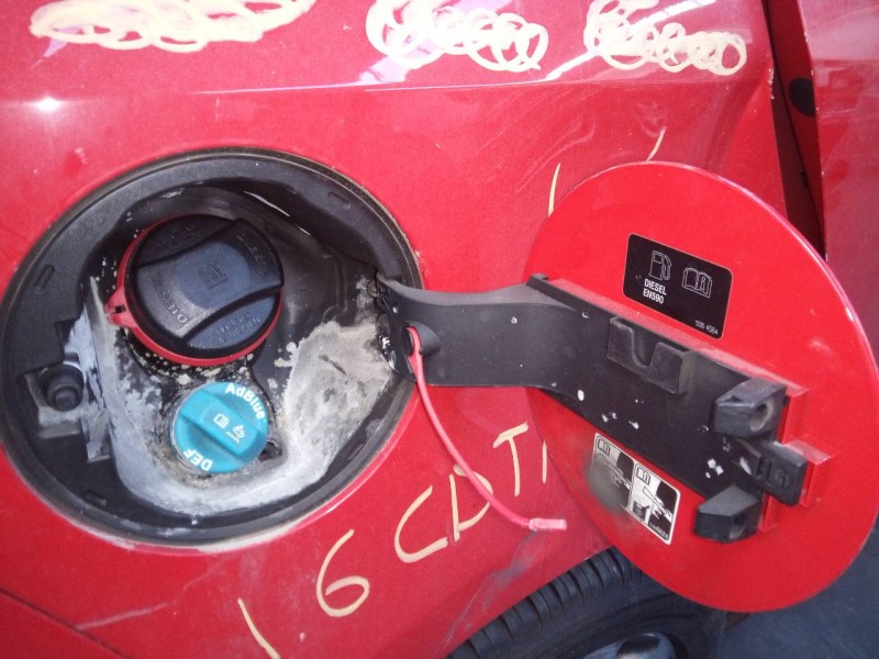Recambio de tapa exterior combustible para opel zafira (c) selective start/stop referencia OEM IAM   