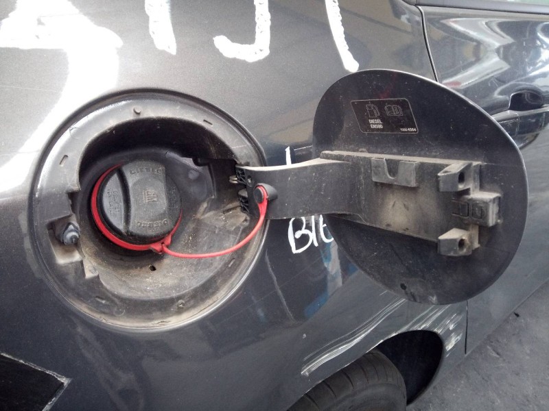 Recambio de tapa exterior combustible para opel astra j lim. excellence referencia OEM IAM   