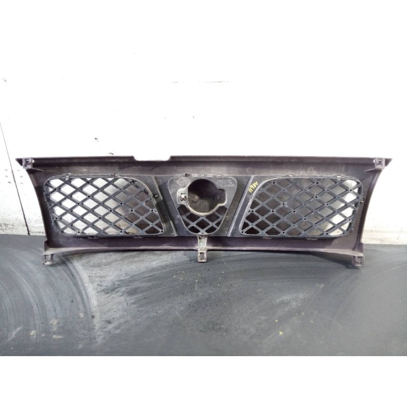 Recambio de rejilla delantera para nissan terrano/terrano.ii (r20) elegance referencia OEM IAM 623107F  P2-A2-14
