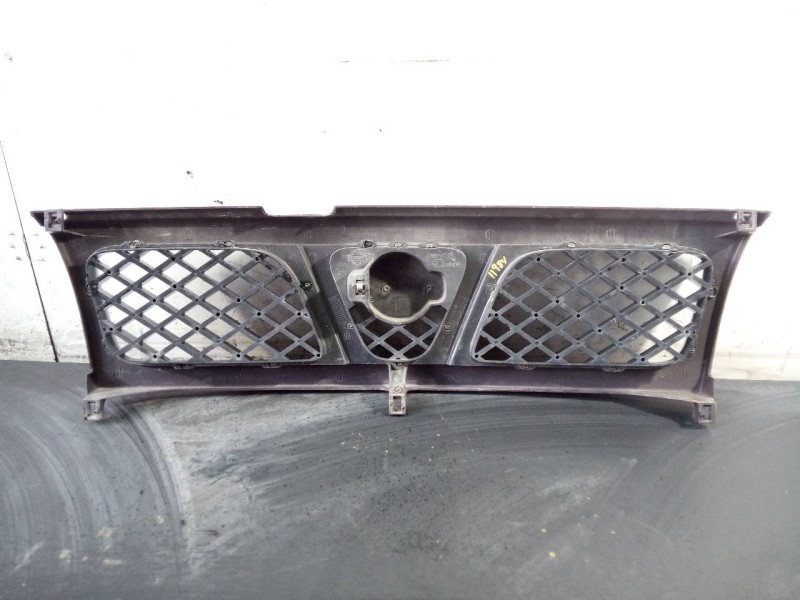Recambio de rejilla delantera para nissan terrano/terrano.ii (r20) elegance referencia OEM IAM 623107F  P2-A2-14