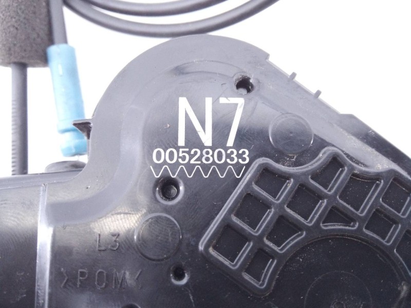 Recambio de cerradura puerta trasera izquierda para toyota prius+ eco referencia OEM IAM N700528033  E2-B4-61-1