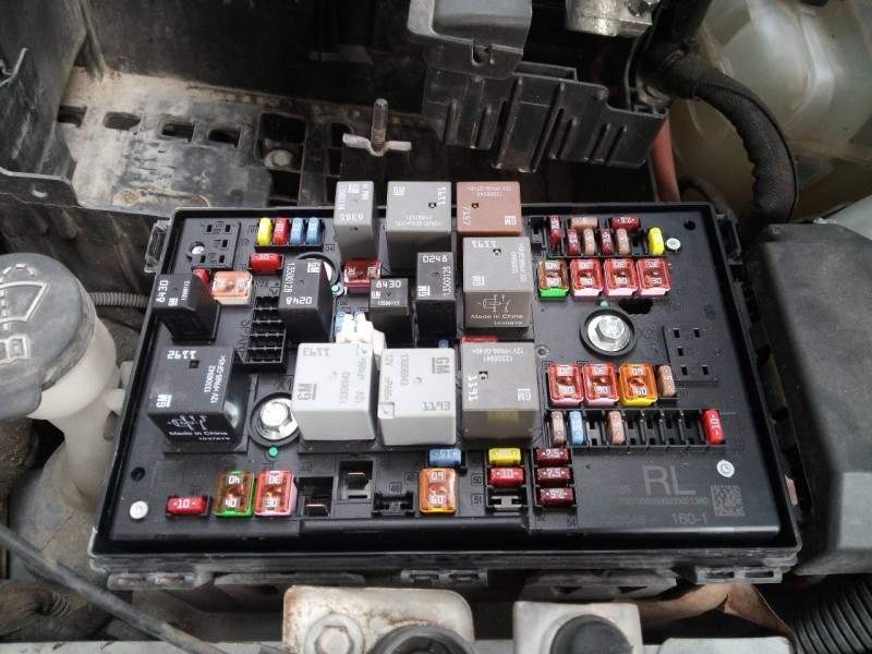 Recambio de caja reles / fusibles para opel astra j lim. enjoy referencia OEM IAM 13318785  