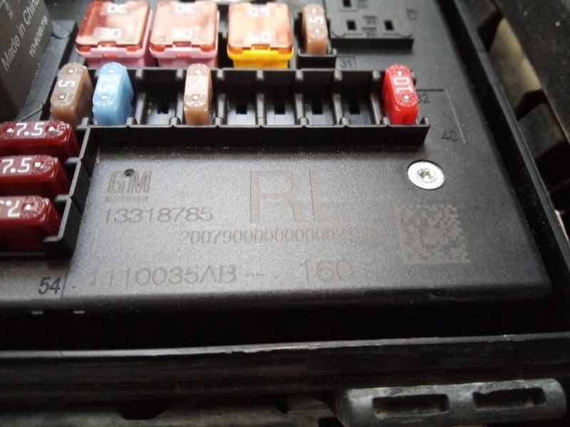 Recambio de caja reles / fusibles para opel astra j lim. enjoy referencia OEM IAM 13318785  