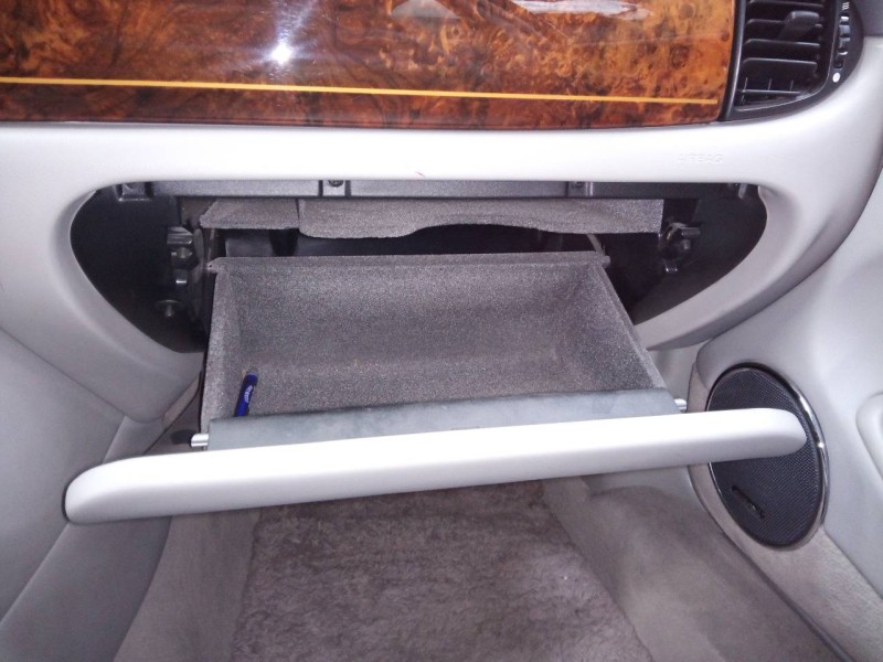 Recambio de guantera para jaguar daimler referencia OEM IAM   