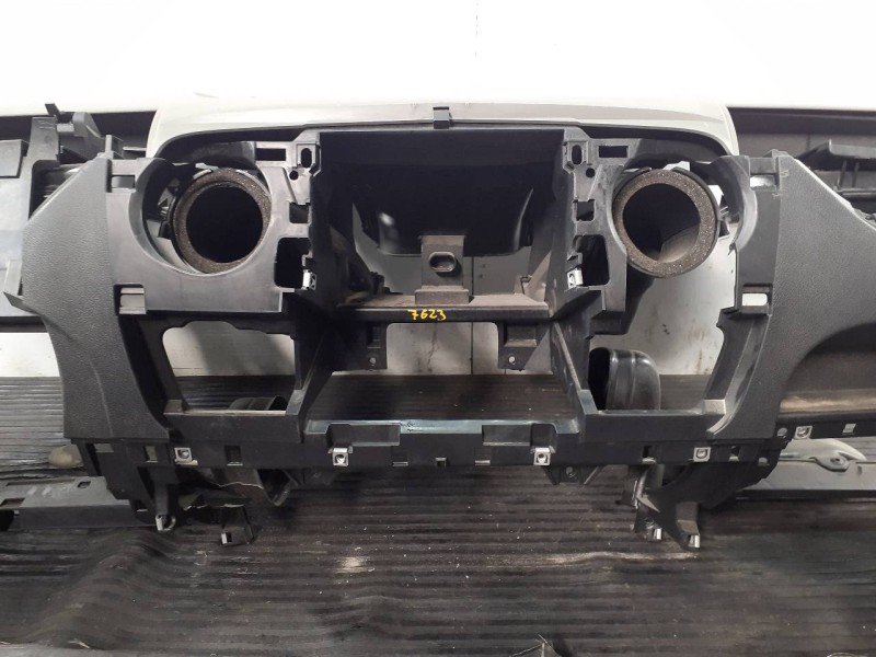 Recambio de salpicadero para renault master kipper l2h1 3,5t referencia OEM IAM 681000035R  P2-B4-20