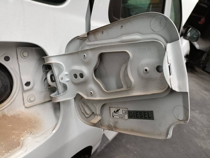 Recambio de tapa exterior combustible para dacia duster ambience 4x2 referencia OEM IAM   