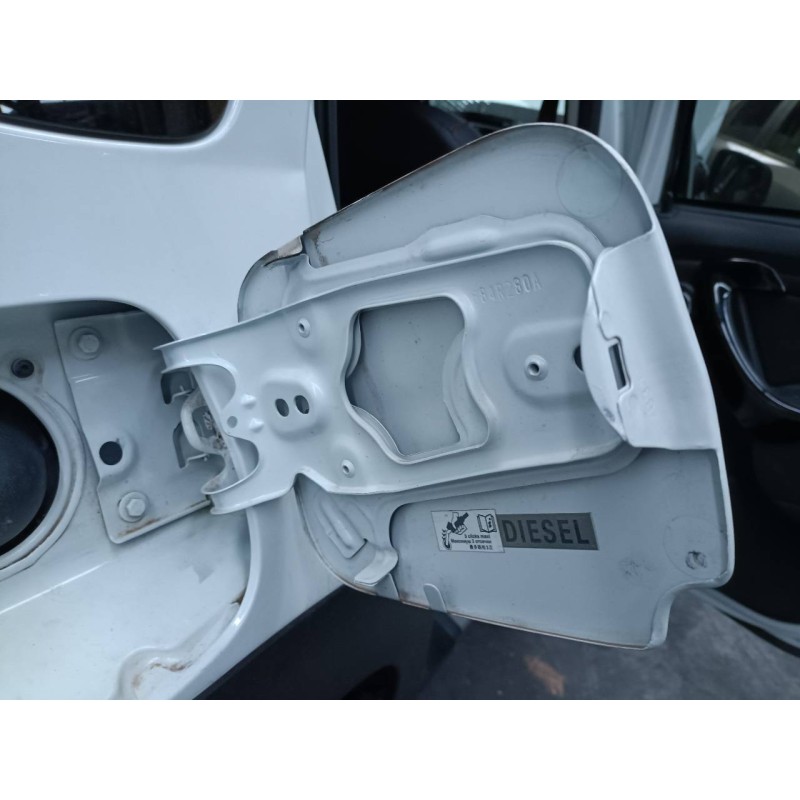 Recambio de tapa exterior combustible para dacia duster ambience 4x2 referencia OEM IAM   
