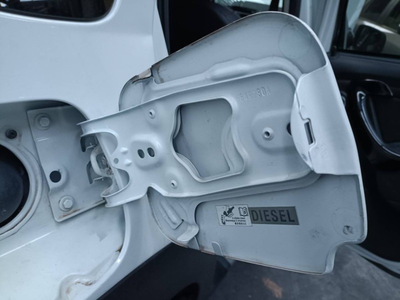 Recambio de tapa exterior combustible para dacia duster ambience 4x2 referencia OEM IAM   