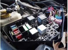 CAJA RELES / FUSIBLES 