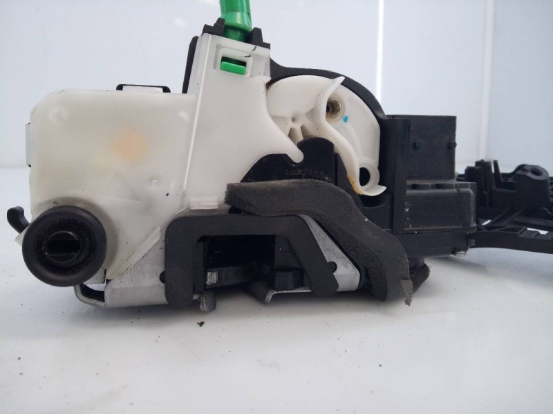 Recambio de cerradura puerta trasera derecha para chevrolet orlando lt+ referencia OEM IAM 3023880  E2-B6-15-2