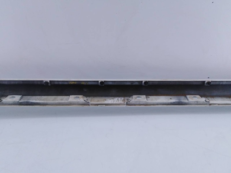 Recambio de estribo derecho para toyota land cruiser (j15) gx referencia OEM IAM   E6-A3-9