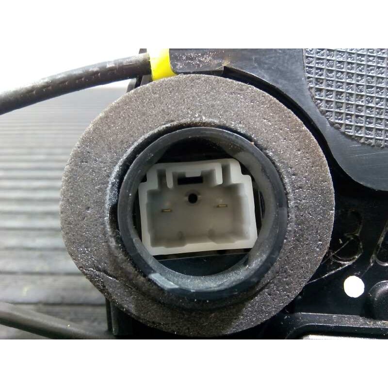 Recambio de cerradura puerta trasera derecha para toyota yaris referencia OEM IAM   E2-B4-30-2