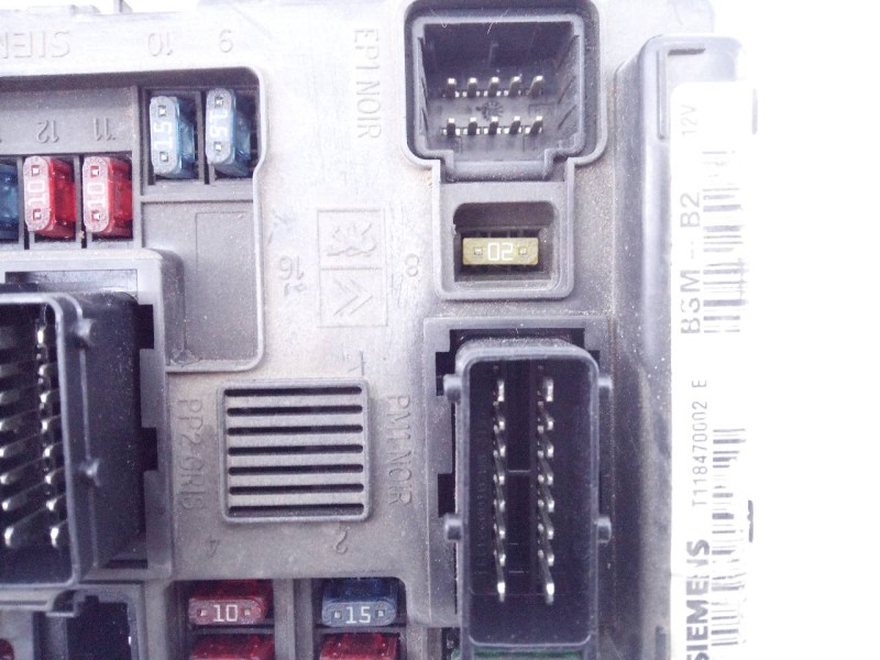 Recambio de caja reles / fusibles para peugeot 206 berlina look referencia OEM IAM 9643498980  E3-B2-31-3
