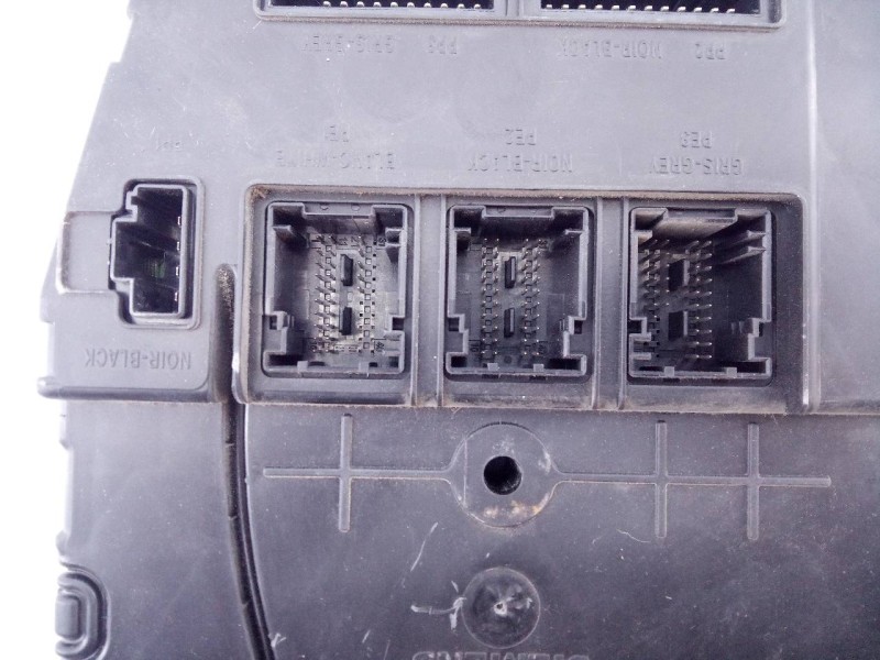 Recambio de caja reles / fusibles para renault scenic ii authentique referencia OEM IAM 8200351182  E2-A1-38-8