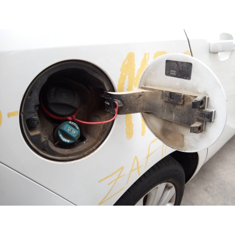 Recambio de tapa exterior combustible para opel zafira tourer expression referencia OEM IAM   