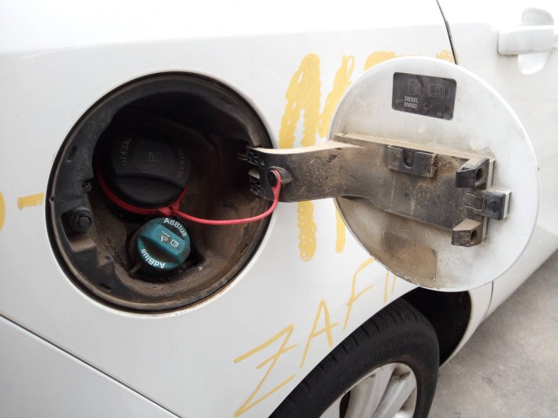 Recambio de tapa exterior combustible para opel zafira tourer expression referencia OEM IAM   