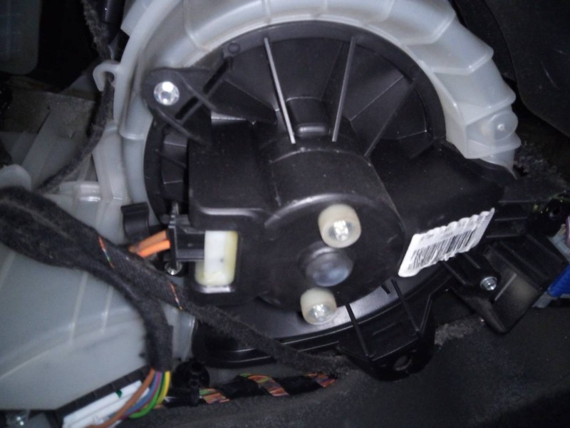 Recambio de ventilador calefaccion para opel corsa e selective referencia OEM IAM 13335075  