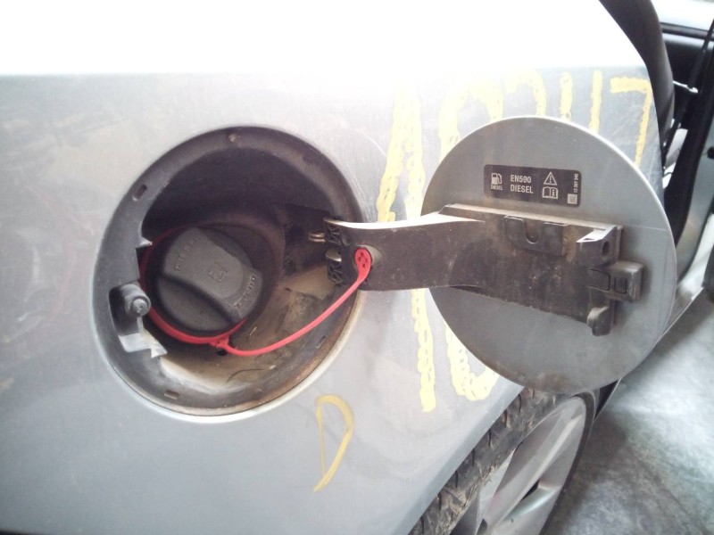 Recambio de tapa exterior combustible para opel insignia berlina cosmo referencia OEM IAM   