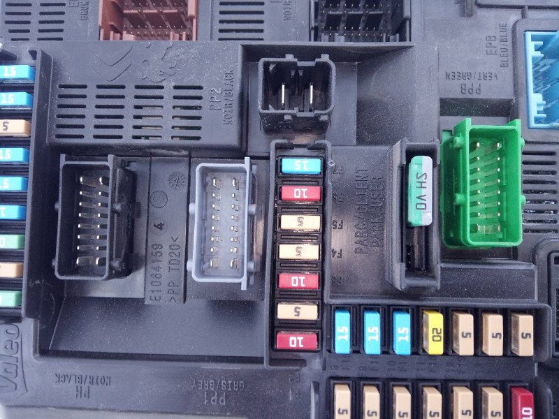 Recambio de caja reles / fusibles para peugeot 208 style referencia OEM IAM 9819849680  E3-B2-40-4