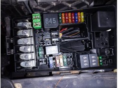 CAJA RELES / FUSIBLES 