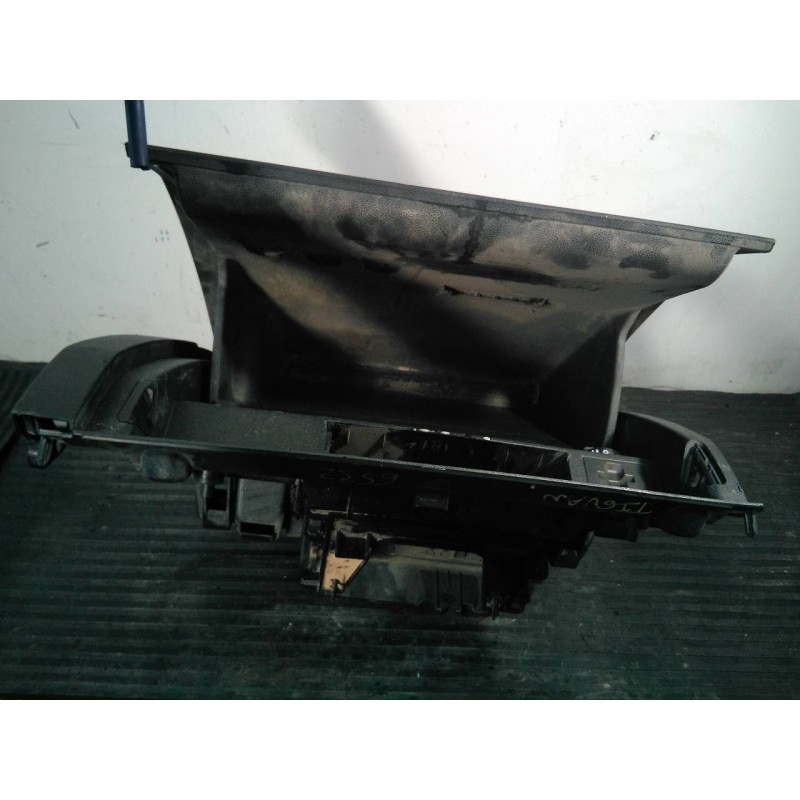 Recambio de guantera para volkswagen tiguan advance bmt referencia OEM IAM 5NB857101 5NB857097C P2-A3-12