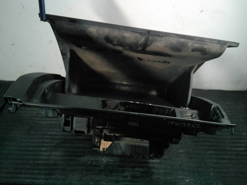 Recambio de guantera para volkswagen tiguan advance bmt referencia OEM IAM 5NB857101 5NB857097C P2-A3-12