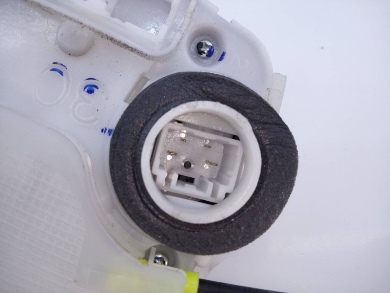 Recambio de cerradura puerta trasera derecha para toyota yaris hsd city referencia OEM IAM   E2-B4-55-1