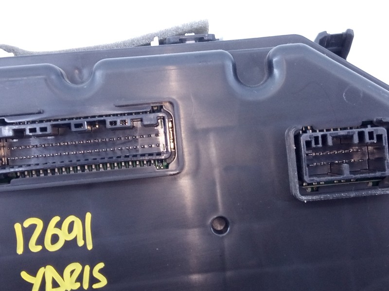 Recambio de cuadro instrumentos para toyota yaris hybrid active referencia OEM IAM 83800F5441  E3-B2-17-3