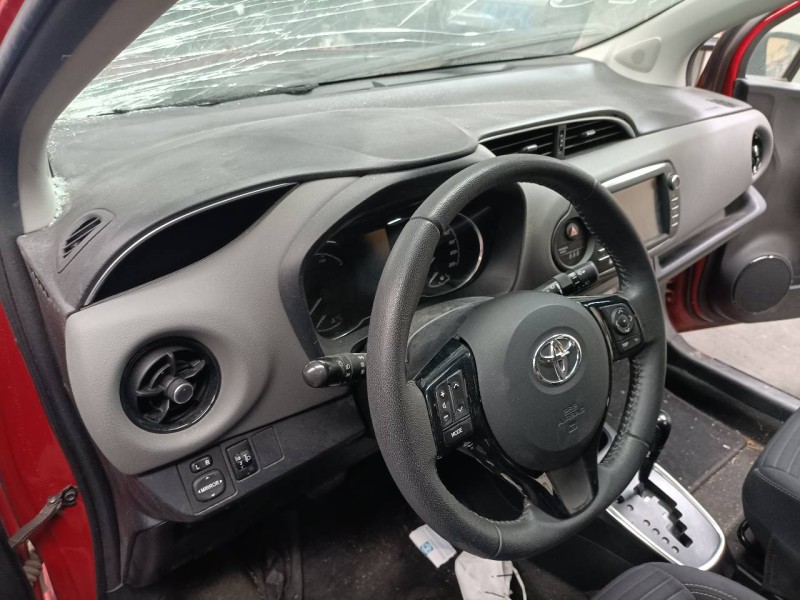 Recambio de salpicadero para toyota yaris hybrid active referencia OEM IAM   