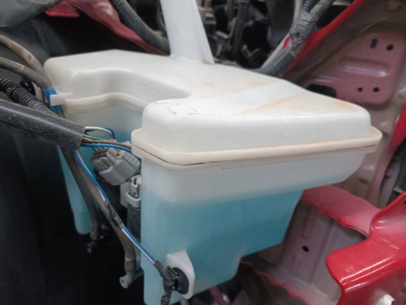 Recambio de deposito limpia para toyota yaris hybrid active referencia OEM IAM   