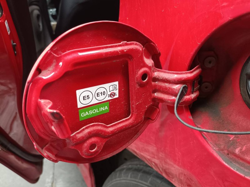Recambio de tapa exterior combustible para toyota yaris hybrid active referencia OEM IAM   