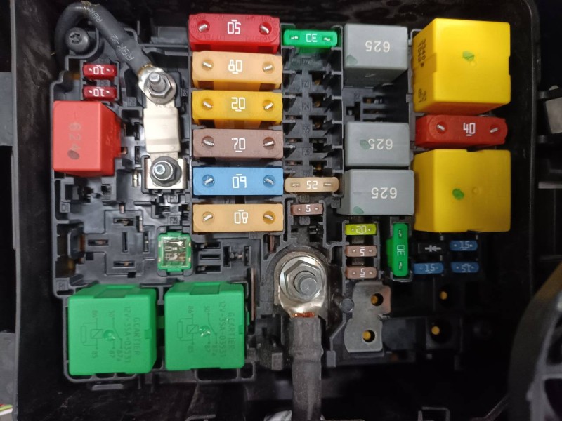 Recambio de caja reles / fusibles para opel corsa f cosmos referencia OEM IAM 9804848480  