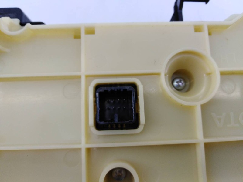 Recambio de mando climatizador para toyota prius (nhw30) plug-in hybrid advance referencia OEM IAM 7063Z24 5590047071 E2-A2-49-2