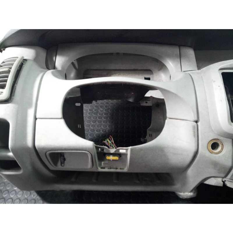 Recambio de salpicadero para renault trafic combi (ab 4.01) passenger privilege  combi corto referencia OEM IAM   P2-B4-31