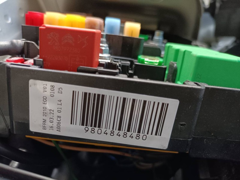 Recambio de caja reles / fusibles para opel corsa f cosmos referencia OEM IAM 9804848480  