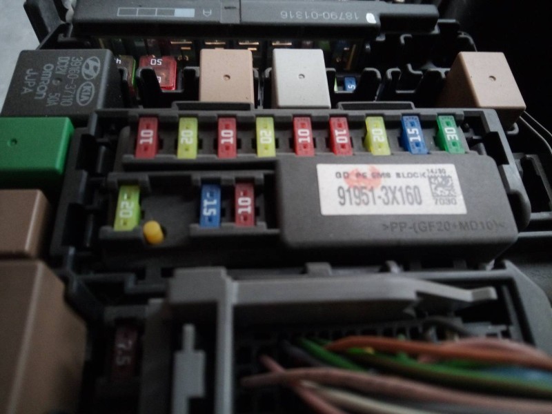 Recambio de caja reles / fusibles para hyundai i30 (gd) trend referencia OEM IAM 919513X160  