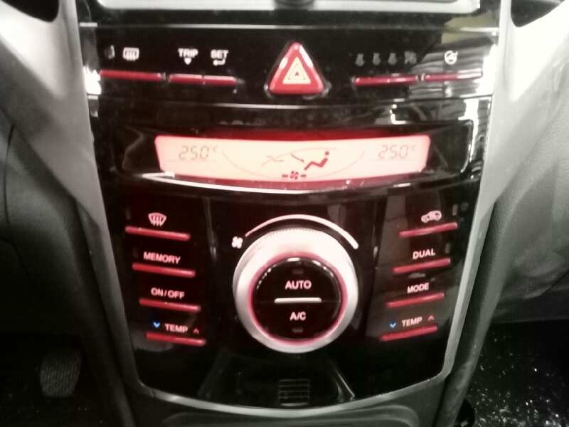 Recambio de mando climatizador para ssangyong tivoli premium 4x4 referencia OEM IAM 6872035200  E1-B3-3-2