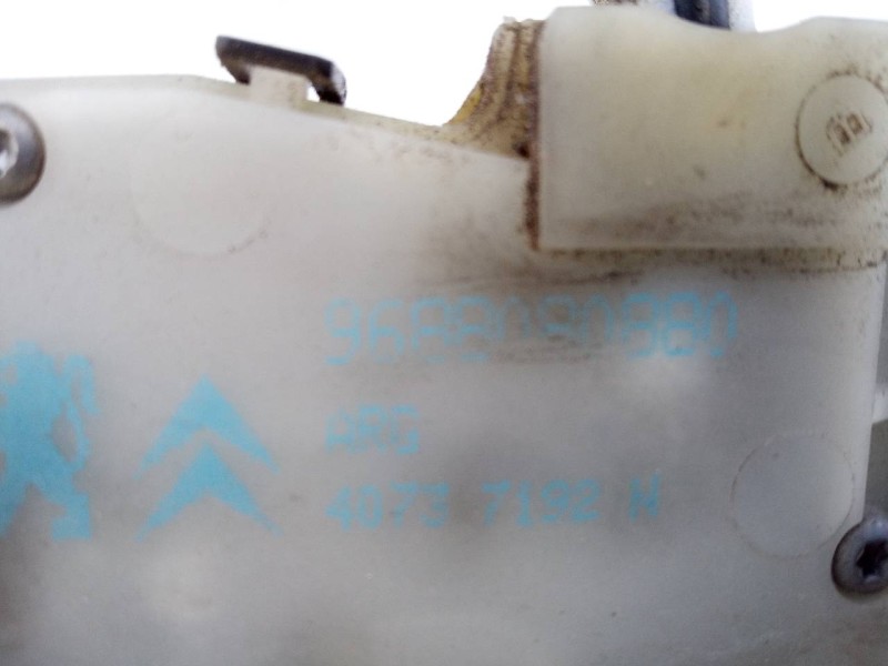 Recambio de cerradura puerta trasera izquierda para peugeot 208 access referencia OEM IAM 9688080880  E1-A4-40-1