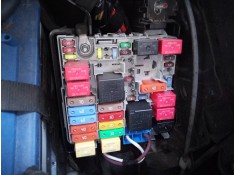 CAJA RELES / FUSIBLES 