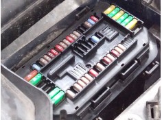 CAJA RELES / FUSIBLES 