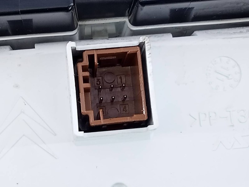 Recambio de cuadro instrumentos para peugeot 3008 active referencia OEM IAM 9676464480 9674982480 E3-B2-30-3