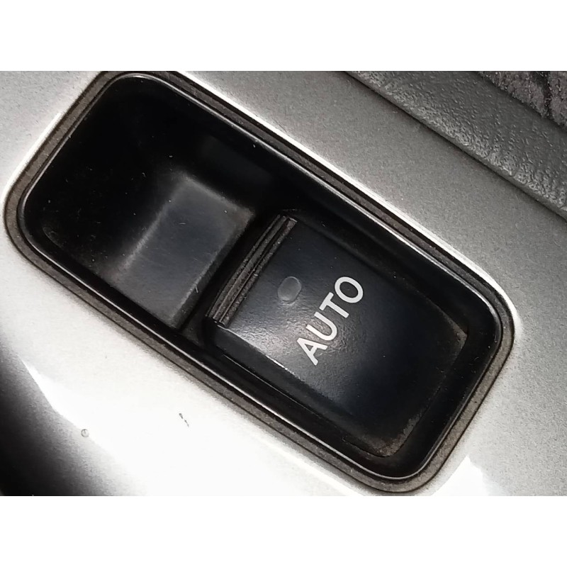 Recambio de mando elevalunas trasero derecho para toyota land cruiser (j12) 3.0 d-4d gx referencia OEM IAM   