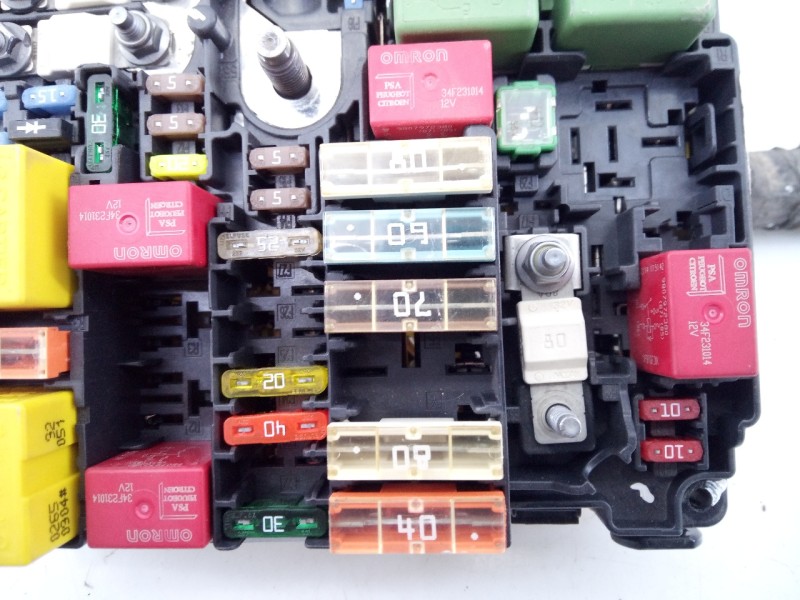 Recambio de caja reles / fusibles para peugeot 208 active referencia OEM IAM 452915002  E3-B2-44-3